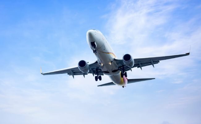 Avión comercial en vuelo