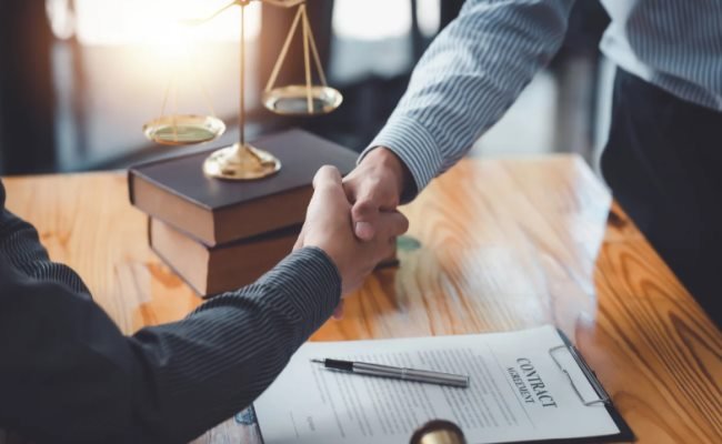 Apretón de manos sobre un contrato